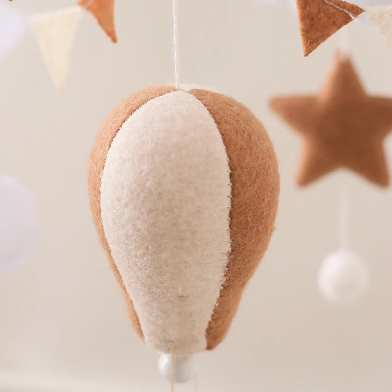 Baby Crib Mobile Wooden Bed Bell Rattle Toy Soft Felt Hot Air Balloon Wind Chime Pendant Newborn Comfort Bed Bell Toys Baby Gift